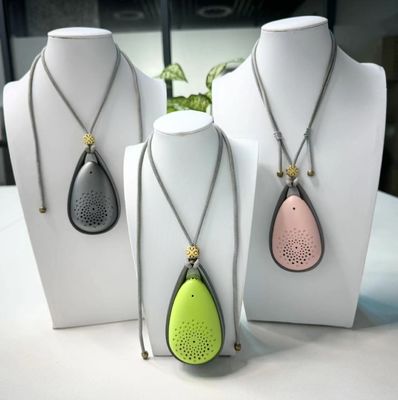 อายุแบตเตอรี่ 21 ชั่วโมง เครื่องกรองอากาศพกพาสําหรับป้องกันสารภูมิแพ้ 96*56*33 มิลลิเมตร