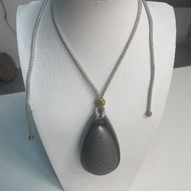 เครื่องฟอกอากาศแบบสวมใส่ได้น้ำหนักเบา พร้อมอายุการใช้งาน 3-5 ปี แบตเตอรี่ใช้งานได้ 21 ชั่วโมง และน้ำหนักรวม 74 กรัม